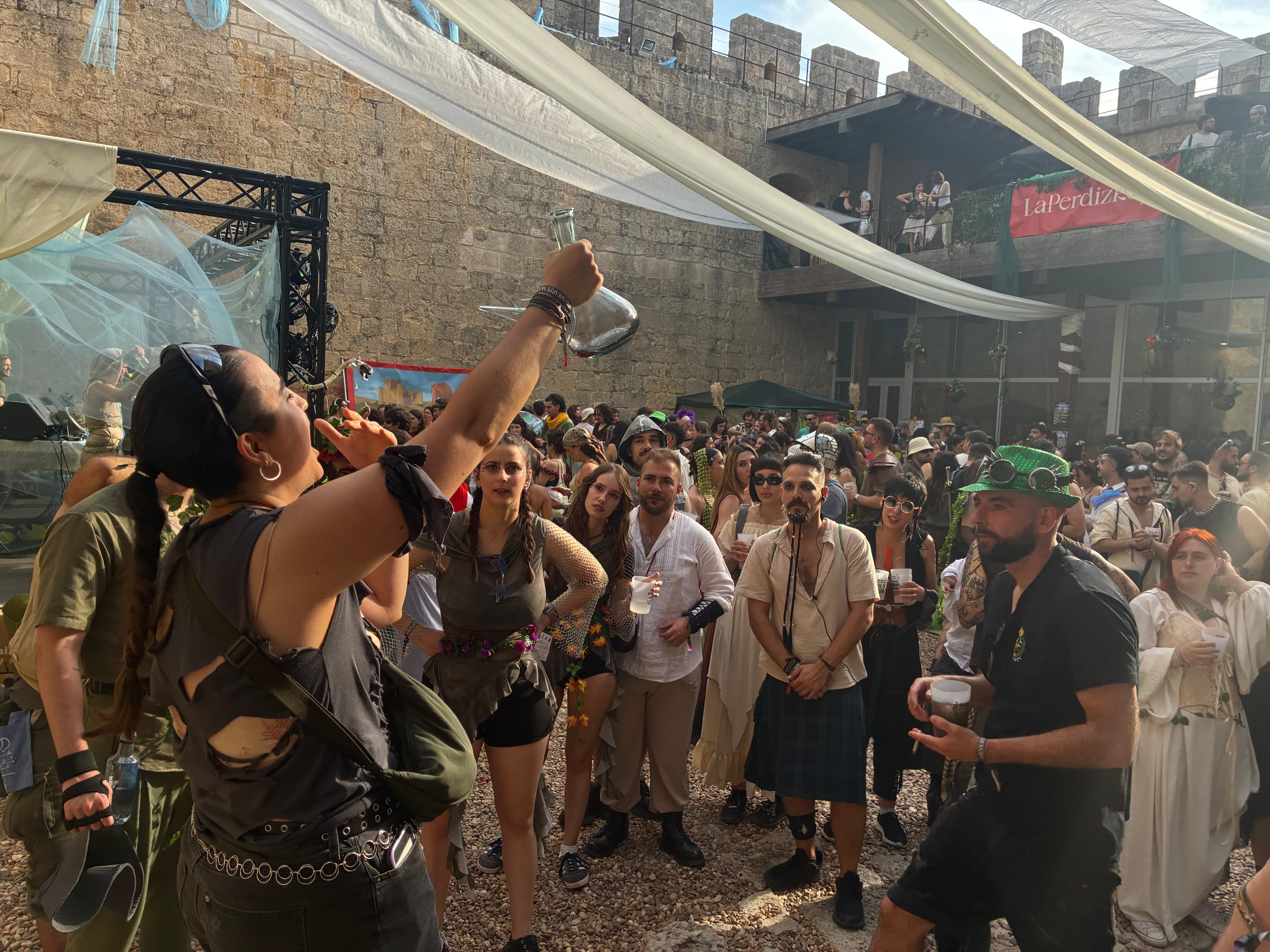 12 horas de fiesta en el castillo medieval de Villalonso: techno, jotas, porrón y resignificación castellana