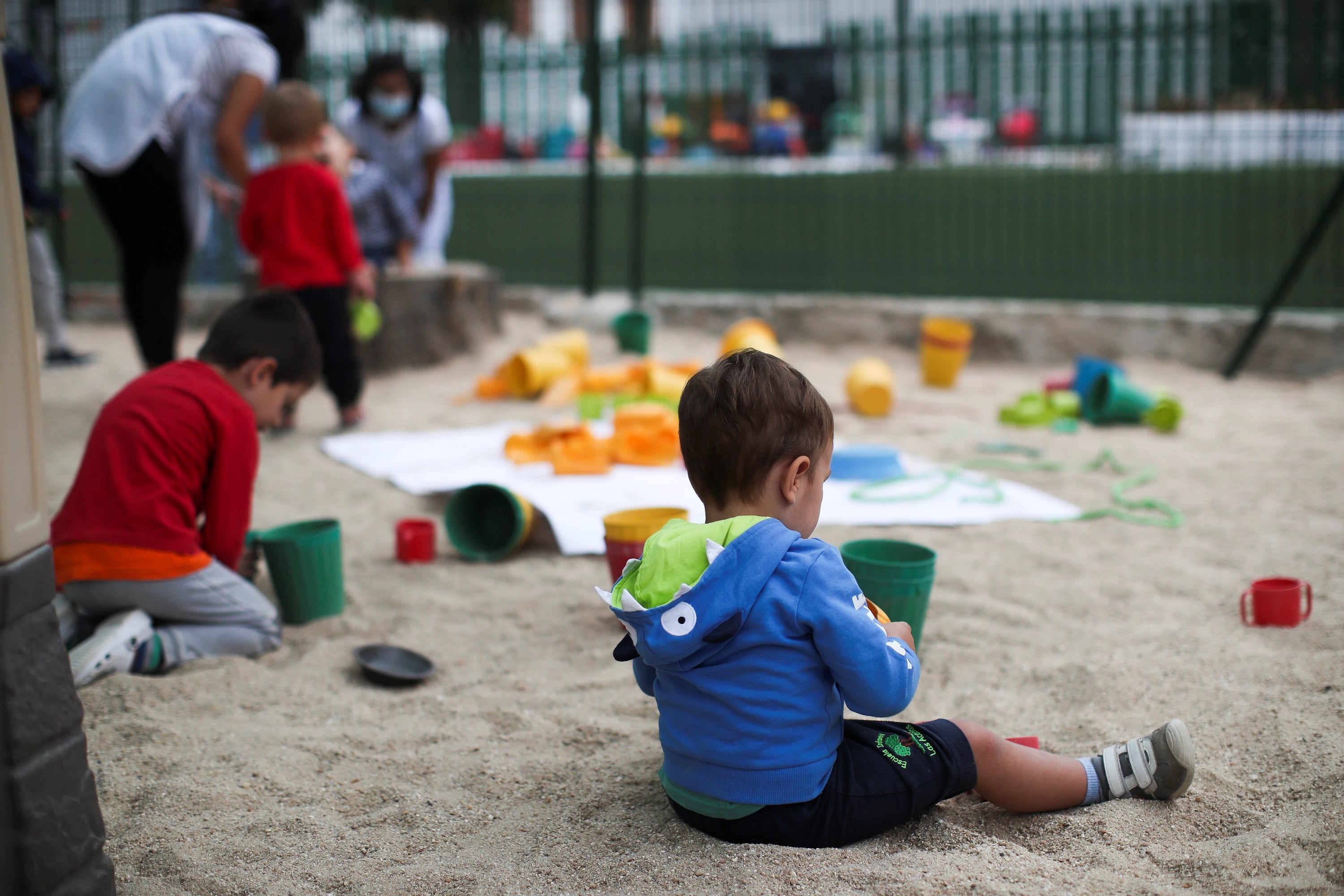 Por qué las escuelas infantiles son una bomba vírica: qué dice la ciencia y cómo sobreviven los padres a los contagios constantes