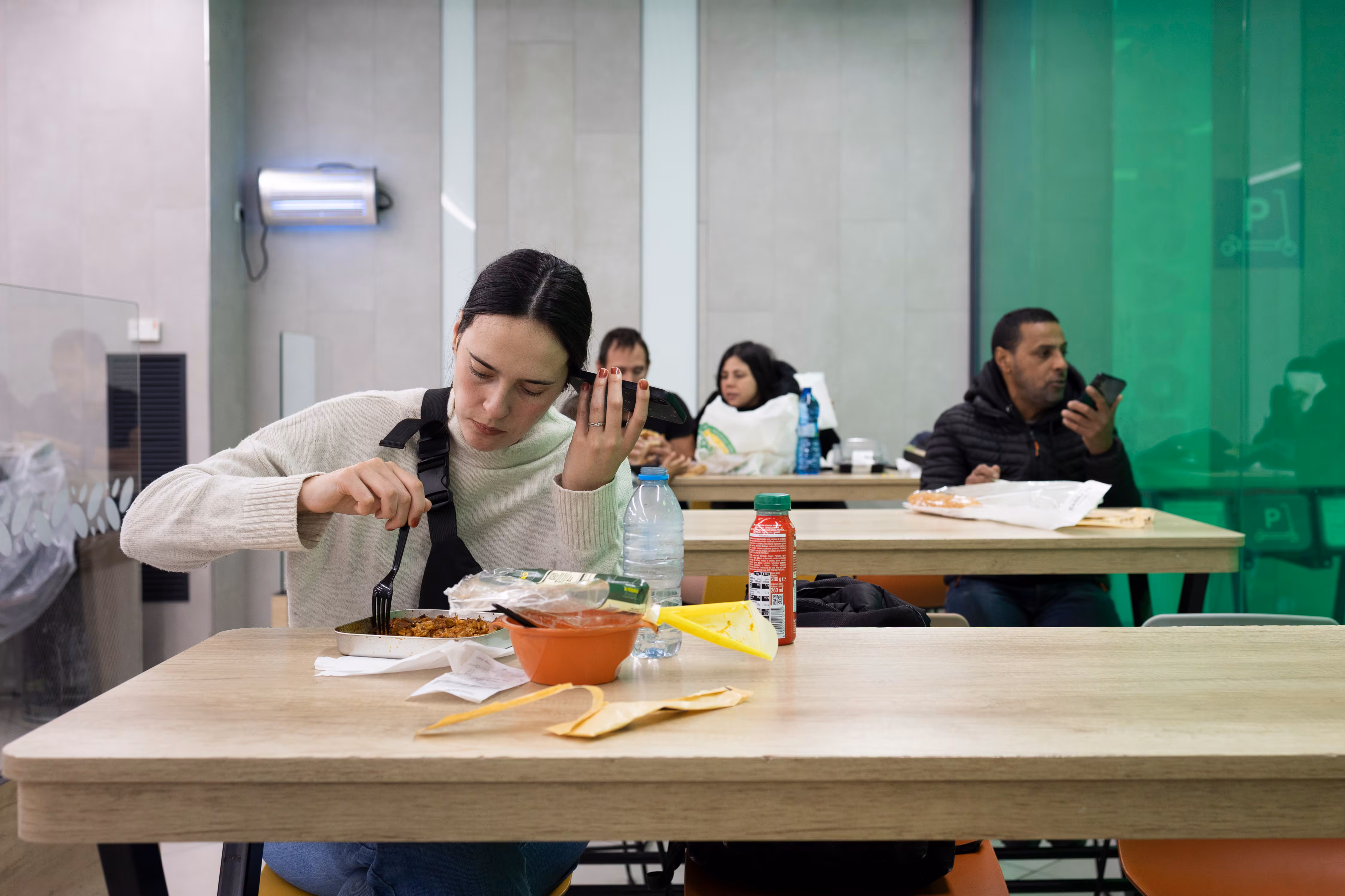 Cómo influye comer a solas o pendiente del móvil en nuestra alimentación